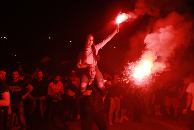 Πάνω από 10.000 κόσμου πανυγύρισαν χθες στο Πασαλιμάνι μετά τον θρίαμβο του Ολυμπιακού 