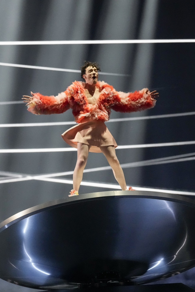 Στιγμιότυπο από την εμφάνιση του Nemo στον Β' Ημιτελικό της Eurovision - Φωτογραφία AP 