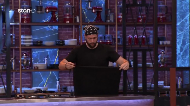 MasterChef: Η στιγμή που ο Μάριος παραδίδει τη μαύρη ποδιά