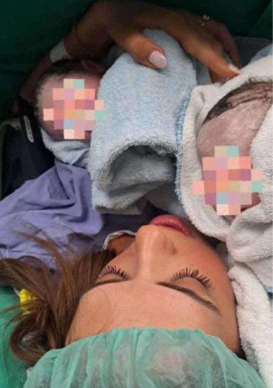 Γεώργιζας - Βούσουλα: Κρατούν στην αγκαλιά του τα δίδυμα κοριτσάκια τους