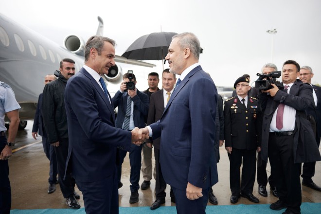 Υποδοχή του Έλληνα πρωθυπουρεγού Κ. Μητσοτάκη στο αεροδρόμιο της Άγκυρας από τον Τούρκο ΥΠΕΞ Χ. Φιντάν 