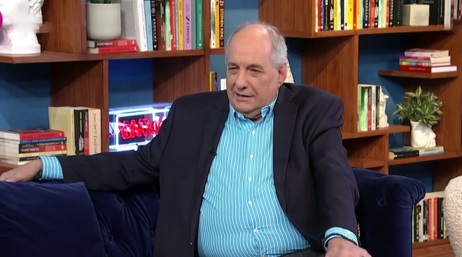 Παρουσιάστρια σε Τέρενς Κουίκ: «Με έκανες δημοσιογράφο, με ξέρεις από μωρό»
