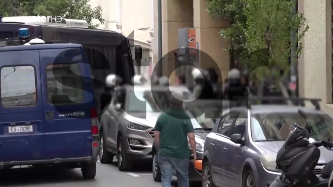 Νομική Σχολή: Η στιγμή που αστυνομικές δυνάμεις προχωρούν  σε προσαγωγές