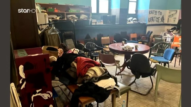 Νομική Σχολή: Η στιγμή που αστυνομικές δυνάμεις προχωρούν  σε προσαγωγές