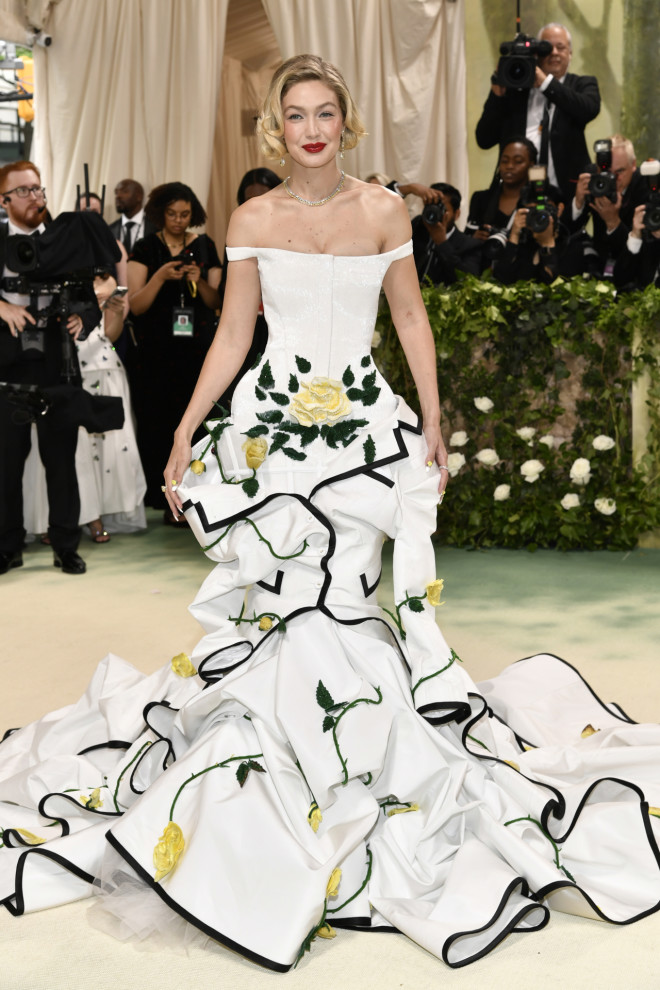 Η σύντροφος του Bradley Cooper, Gigi Hadid, στο κόκκινο χαλί του Met Gala 2024! /Φωτογραφία AP