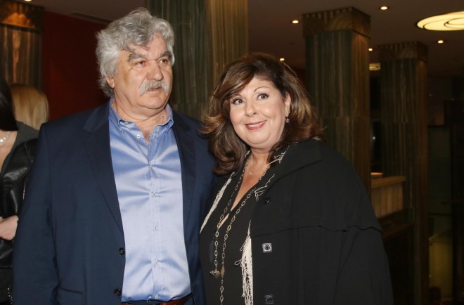 Η Λένα Μαντά με τον σύζυγό της, Γιώργο, στην επίσημη πρεμιέρα της παράστασης «Ζητείται ψεύτης» στο θέατρο Παλλάς το 2019 - Φωτογραφία NDP 