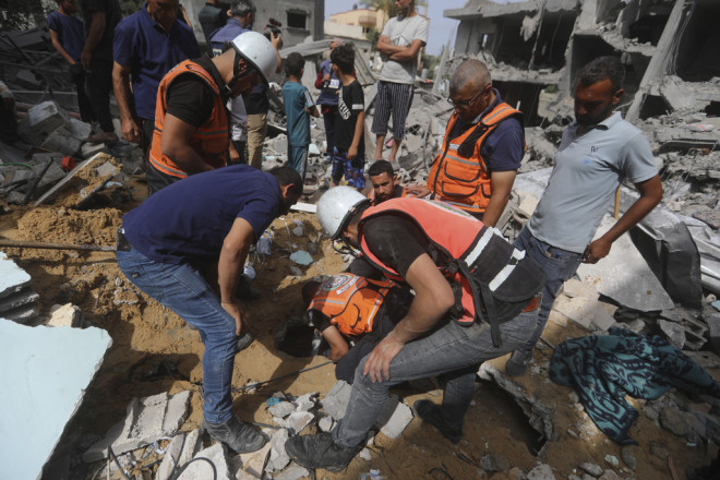 Γάζα: Σωστικά συνεργεία προσπαθούν να βρουν επιζώντες 