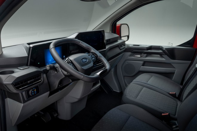 Ford Transit Custom: Ετοιμοπαράδοτο με πλούσιο εξοπλισμό