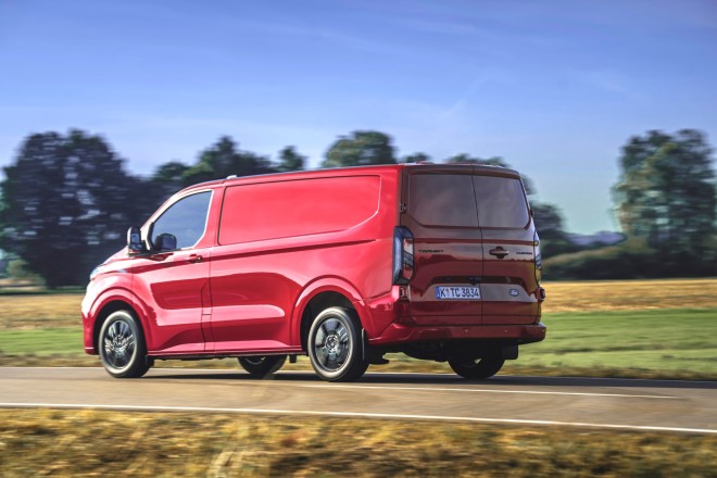 Ford Transit Custom: Ετοιμοπαράδοτο με πλούσιο εξοπλισμό