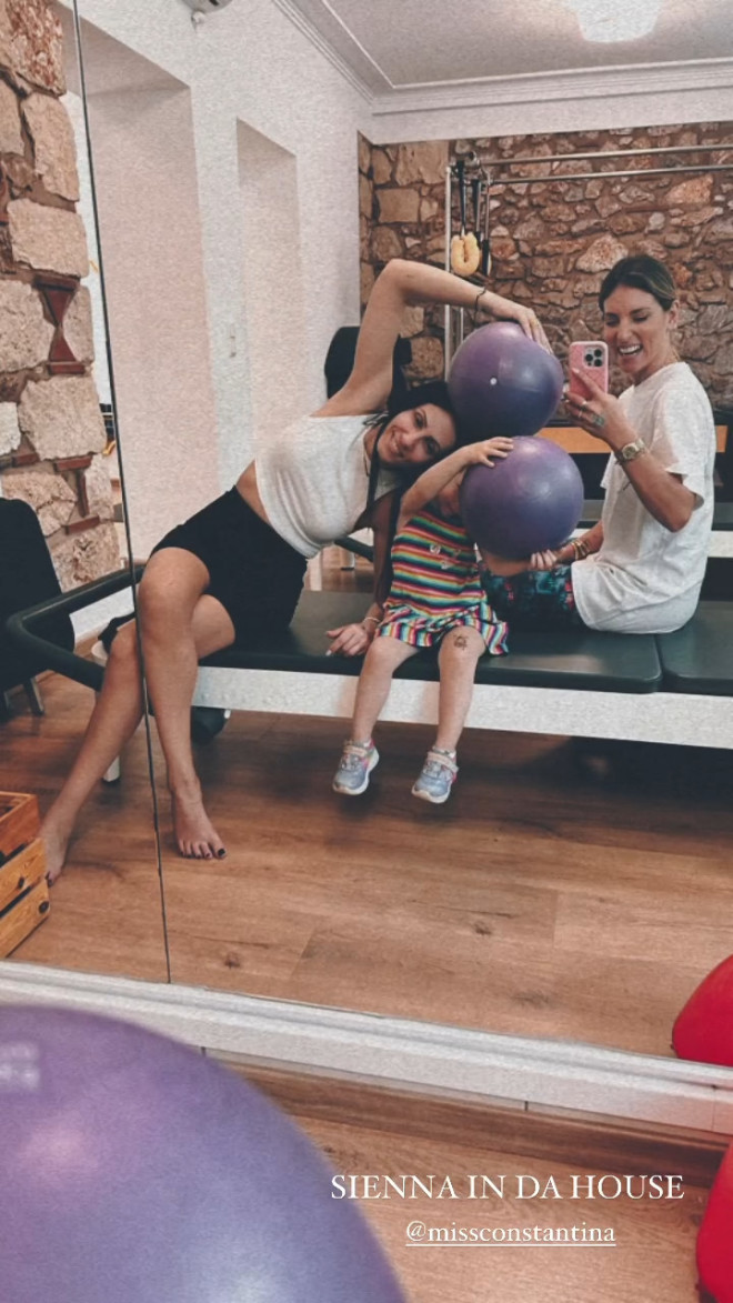 Αθγνά Οικονομάκου: Pilates με την κόρη της, Σιέννα