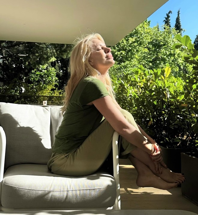 Η Ελένη Μενεγάκη «ρουφάει» τον ήλιο στη βεράντα του σπιτιού της!