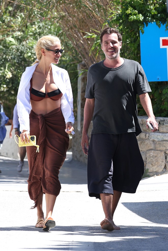 Δούκισσα Νομικού: Το άψογο beach look με παρεό και λευκό πουκάμισο