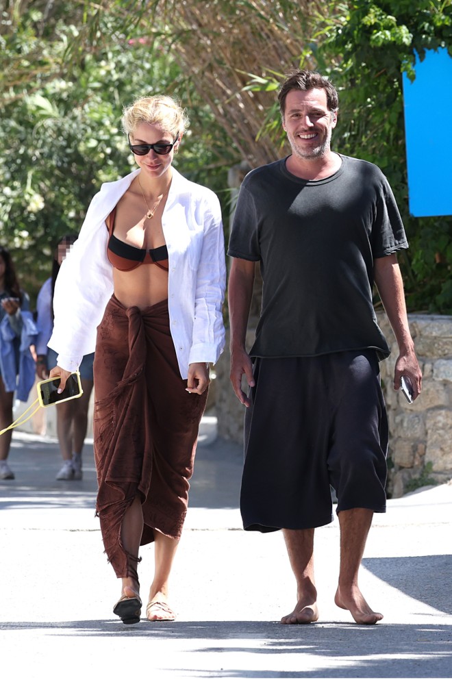 Δούκισσα Νομικού: Το άψογο beach look με παρεό και λευκό πουκάμισο