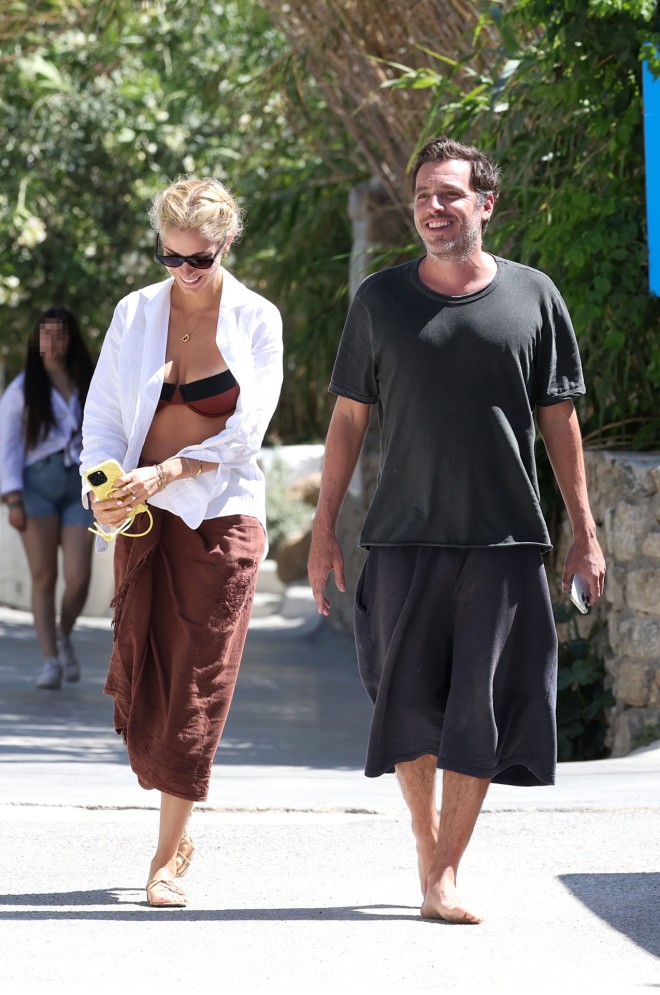 Δούκισσα Νομικού: Το άψογο beach look με παρεό και λευκό πουκάμισο