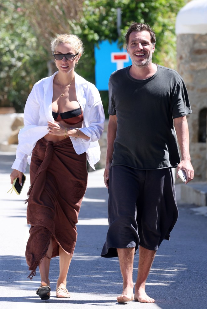 Δούκισσα Νομικού: Το άψογο beach look με παρεό και λευκό πουκάμισο