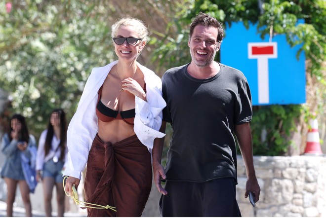 Δούκισσα Νομικού: Το άψογο beach look με παρεό και λευκό πουκάμισο