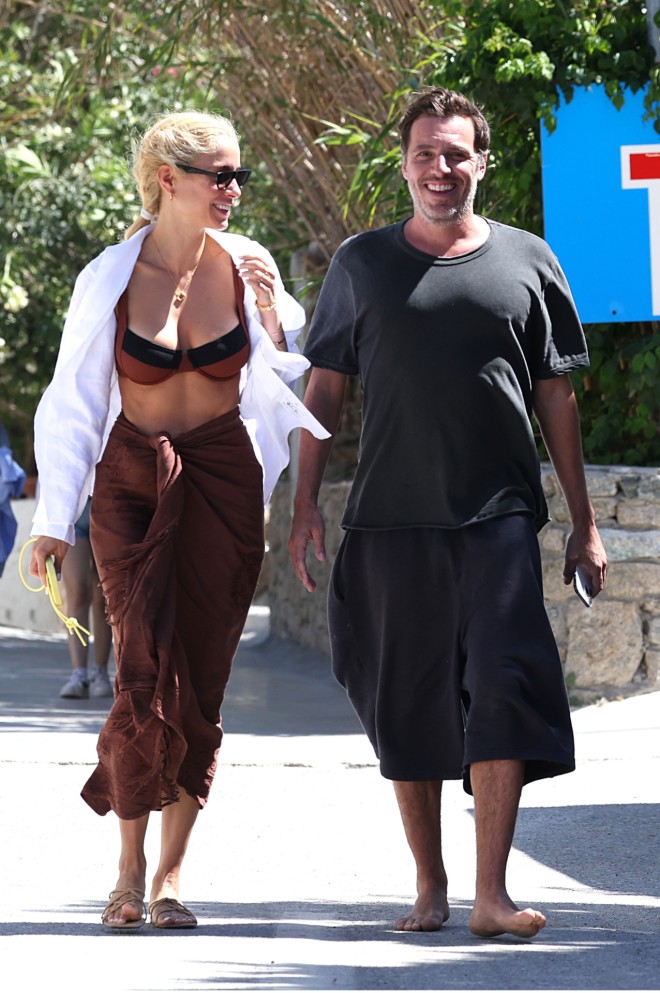 Δούκισσα Νομικού: Το άψογο beach look με παρεό και λευκό πουκάμισο