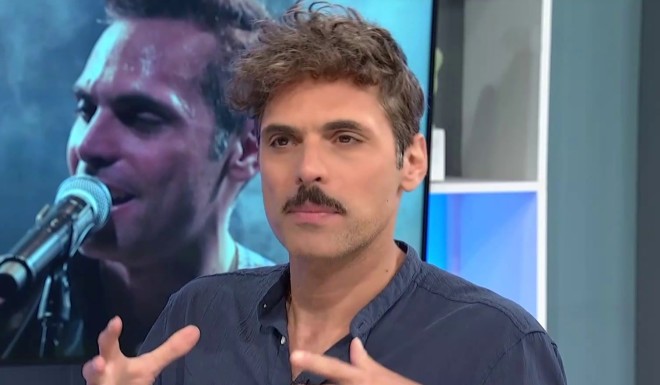 Ο Γιώργος Παπαγεωργίου παίζει, σκηνοθετεί αλλά και τραγουδάει με την μπάντα του, τους Polkar