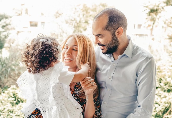 Η Μαρία Ηλιάκη με την Κατερινούλα της και τον σύντροφό της, Στέλιο Μανουσάκη 