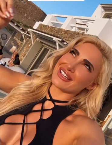 Η Ιωάννα Τούνη ποζάρει στη Μύκονο με μαύρο μαγιό