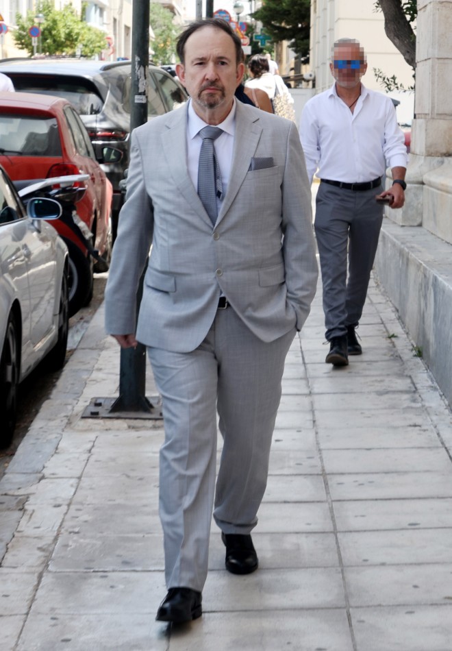 Ο Γιάννης Παπαμιχαήλ κατά την είσοδό του στο δημαρχείο Πειραιά
