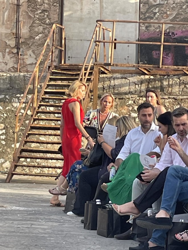 Η chic εμφάνιση της Τζένης Μπαλατσινού στο Hautes Grecians 2024 με κόκκινο μάξι φόρεμα