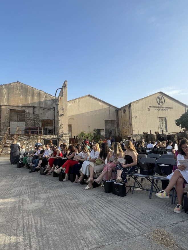Τζένη Μπαλατσινού: Σικάτη με κόκκινο μάξι φόρεμα στο Hautes Grecians 2024