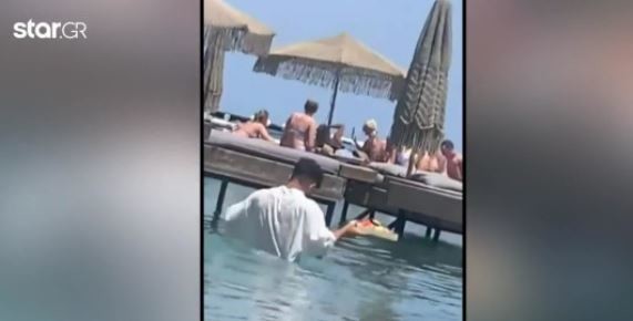 περιστατικό με τον σερβιτόρο στο beach bar στη Ρόδο, ο οποίος σχεδόν κολυμπούσε για να σερβίρει τους πελάτες