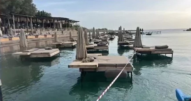 Ρόδος: Σφραγίστηκε το beach bar με τις ξαπλώστρες στη θάλασσα