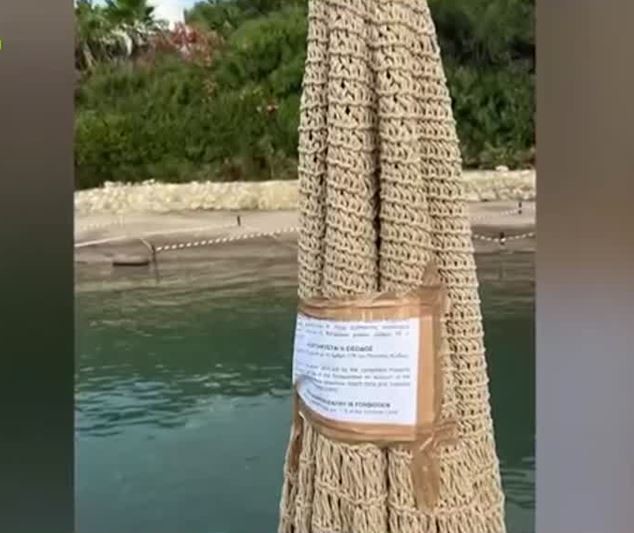 Ρόδος: Σφραγίστηκε το beach bar με τις ξαπλώστρες στη θάλασσα