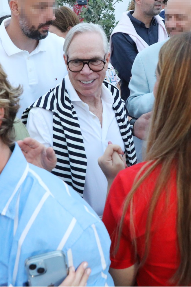 Ο Tommy Hilfiger στη Μύκονο - Οι επώνυμες Ελληνίδες καλεσμένες του