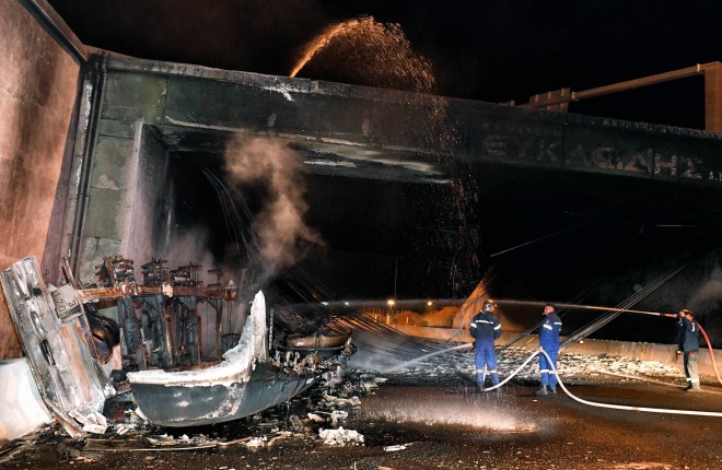 Ισθμός: Κατεδαφίζεται η γέφυρα που υπέστη ζημιές μετά τη φωτιά σε βυτιοφόρο