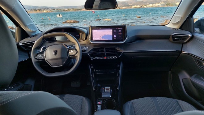 Το εσωτερικό του Peugeot 208 1.2 Hybrid 100 e-DSC6