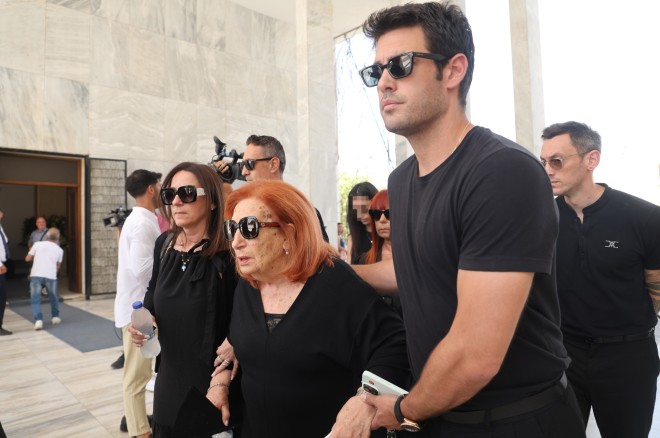 Θλίψη στην κηδεία της Δέσποινας Στυλιανοπούλου -Υποβασταζόμενη η αδελφή της