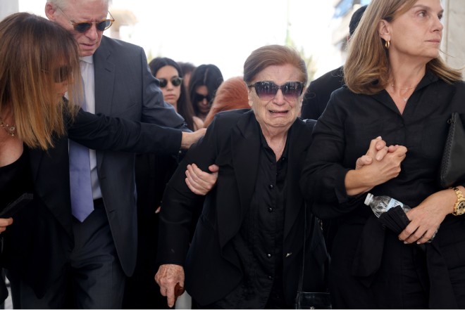 Θλίψη στην κηδεία της Δέσποινας Στυλιανοπούλου -Υποβασταζόμενη η αδελφή της