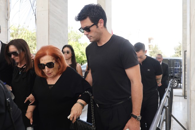 Θλίψη στην κηδεία της Δέσποινας Στυλιανοπούλου -Υποβασταζόμενη η αδελφή της