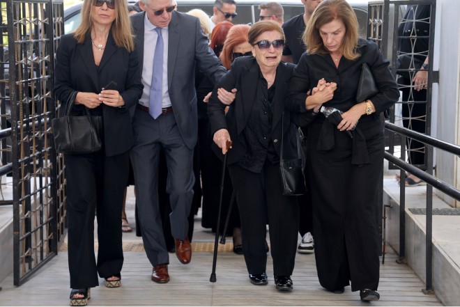 Θλίψη στην κηδεία της Δέσποινας Στυλιανοπούλου -Υποβασταζόμενη η αδελφή της