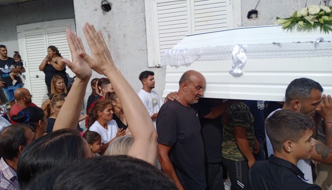Ηλεία: Συγγενείς κουβαλάνε το φέρετρο της 11χρονης Βασιλικής