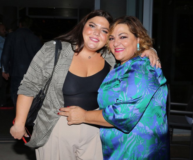Η Δανάη Μπάρκα αγκαλιά με τη μητέρα της, Βίκυ Σταυροπούλου