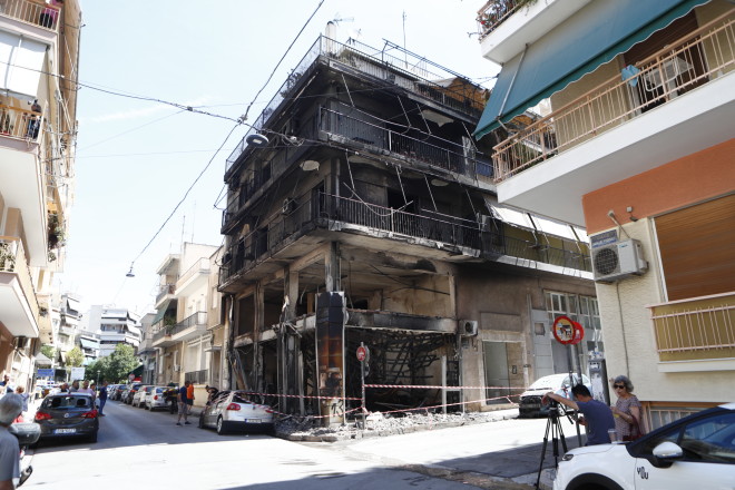 Κάτω Πατήσια: Κάηκε τριώροφη πολυκατοικία- Ζημιές σε 6 αυτοκίνητα/ Εurokinissi Σωτήρης Δημητρόπουλος