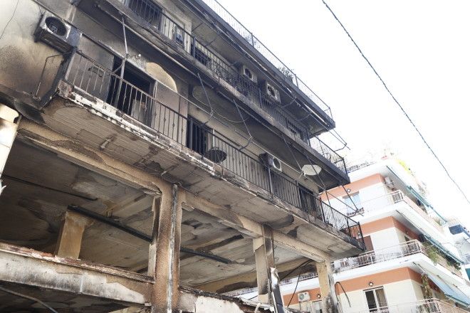 Κάτω Πατήσια: Κάηκε τριώροφη πολυκατοικία- Ζημιές σε 6 αυτοκίνητα/ Εurokinissi Σωτήρης Δημητρόπουλος