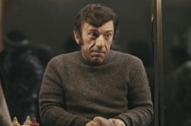 Ο Μανώλης Μαυροματάκης ως... καντινιέρης σε τηλεοπτικό σποτ εταιρείας κινητής τηλεφωνίας