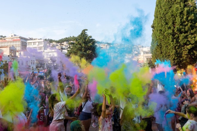Πάρε το παιδί σου και έλα στο  Φεστιβάλ Χρωμάτων  στον Πειραιά!