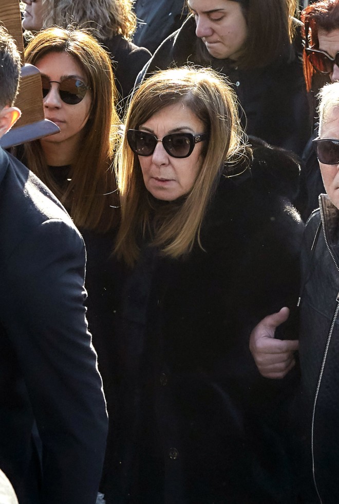 Η σύζυγος του Βασίλη Καρρά, Χριστίνα, στην κηδεία του/ NDP