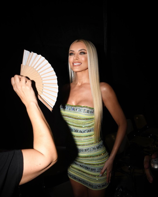 Κατερίνα Καινούργιου: Στα ΜAD VMA με glam μίνι φόρεμα Celia Kritharioti