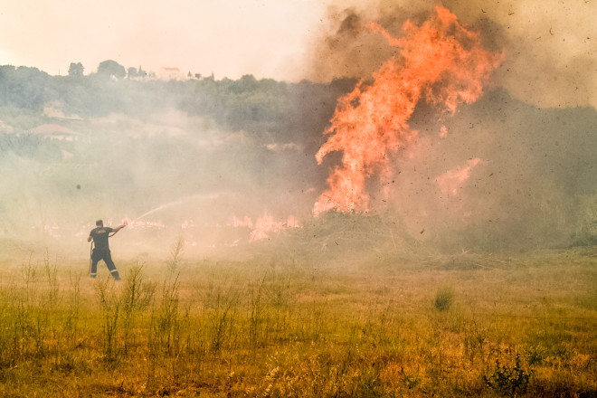 Μέσα στη νύχτα ήχησε μήνυμα για εκκένωση στη φωτιά στην Ηλεία