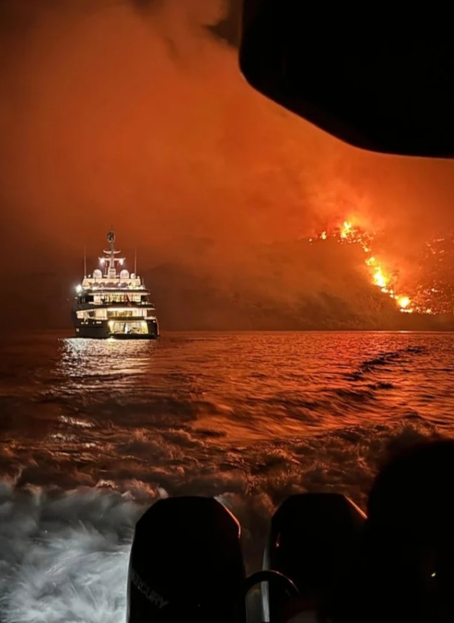 Το Λιμενικό δεν βρήκε ευρήματα στη θαλαμηγό που να αποδεικνύουν ότι από εκεί εκτοξεύτηκαν τα βεγγαλικά