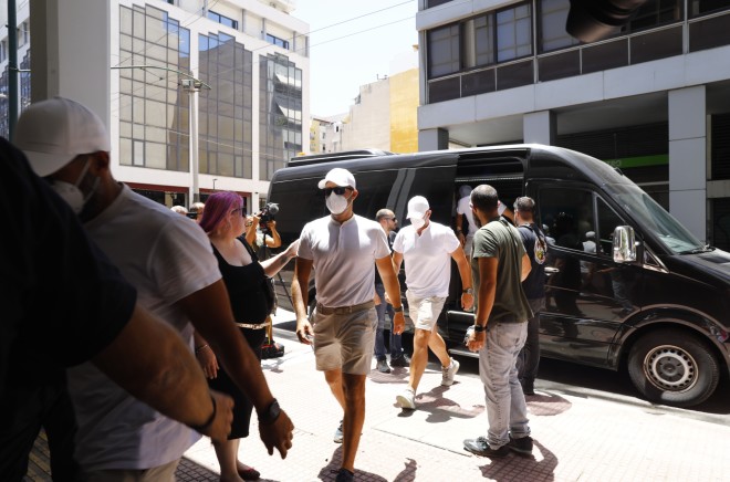 Στον εισαγγελέα έφτασαν οι 13 συλληφθέντες για τη φωτιά στην Ύδρα