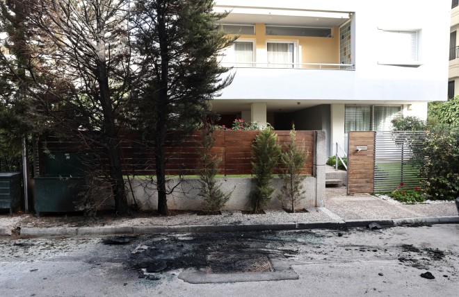 Άγνωστοι πέταξαν μολότοφ στο σπίτι της προέδρου του Αρείου Πάγου - Intimenews/Λιάκος Γιάννης