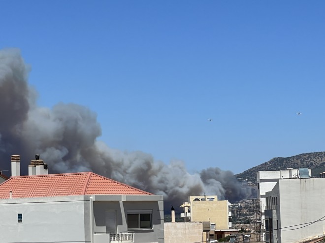 Μαίνεται η φωτιά στην Κερατέα - Έχουν καεί σπίτια και αυτοκίνητα